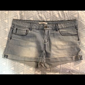 Cute striped jean shorts!